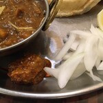 インド料理 パリワル - ピクルスとタマネギのナイス付け合わせ