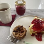 ブランジュリー パリの空の下 - オーボンヴュータンのサントノーレ、シブーストがちょっと好みでなく、パリ空のコンフィチュールつけたら、酸味でとっても美味しくなりました♡贅沢な共演。