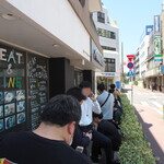 NIBOSHI MANIA - この日の行列。角を曲がった先がお店