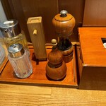 つけそば 神田 勝本 - 奥左から酢、黒炒り七味、黒胡椒、手前右は一味