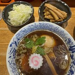 つけそば 神田 勝本 - つけ汁とトッピング（ねぎ　¥150、メンマ　¥150）