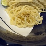 つけそば 神田 勝本 - 麺に黒炒り七味をかけて・・・