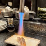 炉端酒場 だぃつ - 炙りシメサバパフォーマンス