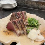 炉端酒場 だぃつ - カツオの藁焼き
