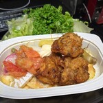 キッチン ブルー グローブ - ポテチピザを作り、上にはトマトソース、から揚げは３個