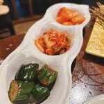 焼肉 肉萬 - キムチ盛り