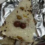 絹笠 鶴見店 - ちょっと大きめの餅米のおにぎり。