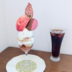 Cafe Dhigu - ■桃とすももパフェ(2024年8月)