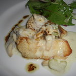 aura dining - お魚料理　鯛　皮が　パリパリ　なかは　しっとり　（コース１例：要予約）