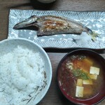 味の蔵どんつく - かます干し　御飯と味噌汁をつけてもらう