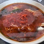 満州ニラら～めんの店 さかえや - 一味唐辛子と大量に投入‼️