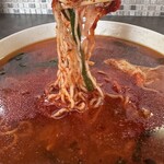 満州ニラら～めんの店 さかえや - 一味唐辛子を大量投入して麺リフト