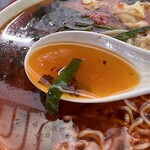 満州ニラら～めんの店 さかえや - スープ（ラー油も一緒に）