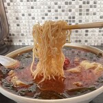 満州ニラら～めんの店 さかえや - 麺リフト〜極細ちぢれ麺