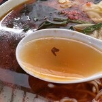 満州ニラら～めんの店 さかえや - スープ（澄んだ豚骨スープ）
