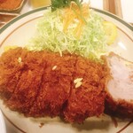 とんかつと珈琲の店　こんの - ジャンボとんかつ400グラム。上に乗っているのはレモン絞った時に落ちたレモンの種