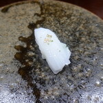 鮨匠 のむら - 障泥烏賊(開聞岳沖産、5日寝かせ)、胡麻&削りカボス皮掛け