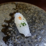 鮨匠 のむら - 目一鯛(開聞岳沖産、2日寝かせ)、芽葱&梅肉載せ
