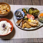 アイザワ商店 ございん - おかず７品とご飯とお味噌汁、これにドリンク付