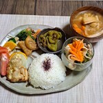 アイザワ商店 ございん - おかず五品とご飯とお味噌汁、これにデザートとドリンク付
