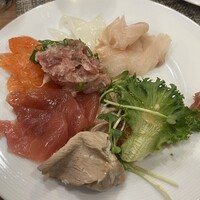 ザ・ループ(ホテルアゴーラリージェンシー大阪堺) - スズキ、イカ、マグロユッケ、サーモン、マグロ、豚しゃぶ胡麻ソース、生ハム
                    