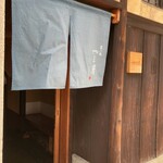 富小路 やま岸 - 入口(暖簾あり)