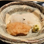 富小路 やま岸 - 【写真②】鱧(兵庫県淡路島、仮屋漁港)の焼き霜、梅おろし、山葵、土佐酢