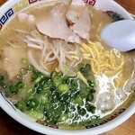 来頼亭 - スープの中にも薄切りのチャーシューが数枚つかってます(*>∀<*)