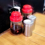 来頼亭 - 卓上のセッティング。胡椒と醤油タレ。潔い!!