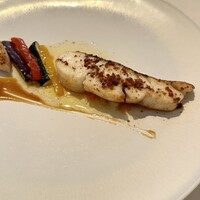 シェヌー - 魚料理：ヒラメのポワレ（エビとアンチョビの焦がしバターソースがけ）