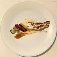 シェヌー - 魚料理：ヒラメのポワレ（エビとアンチョビの焦がしバターソースがけ）