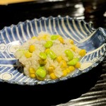 富小路 やま岸 - 色合いも、香りのグラデーションも美しい♪
                                枝豆の鮮烈な香り、玉蜀黍のフレッシュな食感に続いて、下に隠れている鮑の豊かな香り。
                                ご挨拶のオープニングにしては、いきなりの大盛り上がりです(^^)