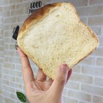 ブーランジェリ･エ･カフェ　オブジェ - お持ち帰りパン♡天然酵母食パン♡ずっと食べてみたかった天然酵母の食パン！クラムもっっちゅり♡クラストももっちり！甜菜糖の仄かな甘さと国産小麦の素材本来の甘さが最高。すっごく美味しい食パンです♡(大好)