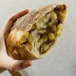 ブーランジェリ･エ･カフェ　オブジェ - お持ち帰りパン♡さつま芋フランス♡いつもの〜( ´艸｀)♡カリむちっなフランス生地にたっぷりとまぶされたチアシード、そして中にパンッパンに詰まっている優しい甘さのお芋…！♡ここがヘブンです。大好き。