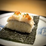 富小路 やま岸 - あらためて、この日の鱧の美味しさを念押ししてくれる棒鮨。
      少しボリュームが大きすぎましたが、どこかで販売してくださらないかしら(^^)