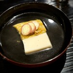 富小路 やま岸 - ふわ〜っと立ち昇る香り。
      過不足のなく、そしてきれいな吸い地。
      生姜豆腐、茄子など、好きなモノでこんなに爽やかに仕立ててもらったら、唸るしかありません(^^)