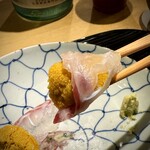 富小路 やま岸 - 「お好みで、鯛で雲丹を包んで…」と促されるも、内心は「えー？」と訝しんでいましたが、これ、本当に昇天します（笑）。
      儚く消えるはずの赤雲丹が、鯛と咀嚼する贅沢で、お口での滞在時間が延長です。