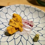 富小路 やま岸 - 赤雲丹は、口の中で弾けた後のインパクトや余韻が別格！
      同じく主役級の明石の真鯛さえ、少し霞んでしまうほど。