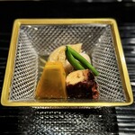 富小路 やま岸 - 最後に、ホッとする炊合せ。
      蛸、柔らか〜、うま〜(^^)