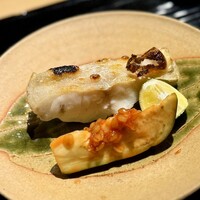 富小路 やま岸 - 松笠焼きもいいですが、鱗の食感が時に邪魔になることも。
                    こちらは、純粋に白甘鯛の美味しさをふっくら楽しめる仕立てが素晴らしい！
                    もろみと合わせた水茄子も、また安心感のある組み合わせです。