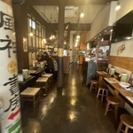 我流らあめん風神 - 店内はカウンター、テーブル、小上がりがあります