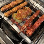 千里香 - ラム肉串 味を2種類頼みました。真ん中のはラム肉じゃないけどうまかったよ。