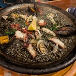 スペイン居酒屋 アニモ - イカ墨パエリア