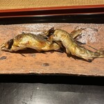 室町 和久傳 - 鮎の塩焼きは大きな方が九頭竜川産で小さな方が琵琶湖産