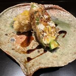 室町 和久傳 - 帆立が入ったパールコーンの天ぷらを唐墨削りで