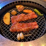 焼肉のMr.青木 - 壺漬けカルビの中　　　　　　　　　　　　　　　　　　　　　　　カルビ、りんご、にんじん、ニンニク、栗、玉ねぎ、シシトウ