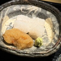 富小路 やま岸 - この鱧の、感動的な美味しさといったら！
                      鱧の身自体の保水力が、そのまんま旨味になって溢れます♪
                      メジャーな梅肉ソースだと主張が強過ぎますが、この梅おろしは、鱧の甘さをしっかり引き立てます。最高(^^)