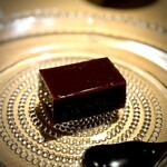 富小路 やま岸 - ちょっと見た目が妖艶な水羊羹。ほど良い甘さです。