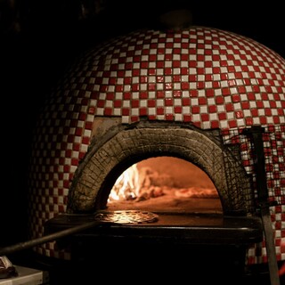 薪窯で焼き上げるナポリピッツァ