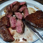 BIGミート松本 - ミディアムの焼き具合、赤身の味が濃くてしっかりしてました